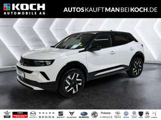 Schräge Frontansicht auf einen Opel Mokka , freigestellt