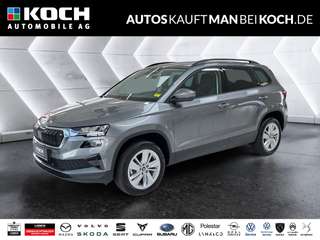 Schräge Frontansicht auf einen Skoda Karoq , freigestellt