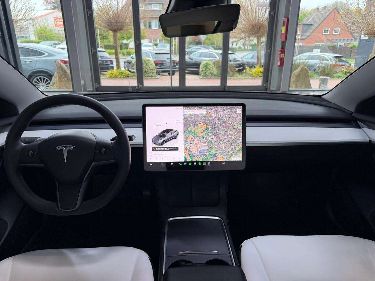 Fahrzeugbild eines TESLA Model 3
