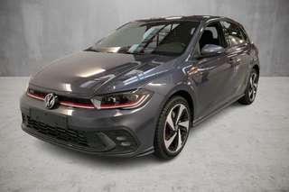 Schräge Frontansicht auf einen Volkswagen Polo , freigestellt