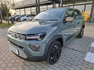 Schräge Frontansicht auf einen Dacia Spring , freigestellt