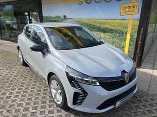 Schräge Frontansicht auf einen Renault Clio , freigestellt