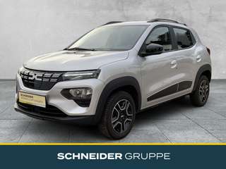 Schräge Frontansicht auf einen Dacia Spring , freigestellt