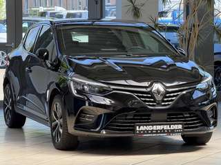 Schräge Frontansicht auf einen Renault Clio , freigestellt