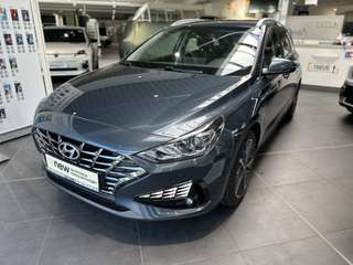 Schräge Frontansicht auf einen Hyundai i30 , freigestellt