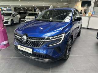 Schräge Frontansicht auf einen Renault Austral , freigestellt