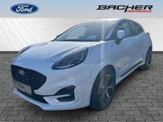 Schräge Frontansicht auf einen Ford Puma , freigestellt
