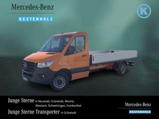 Schräge Frontansicht auf einen Mercedes-Benz Sprinter , freigestellt