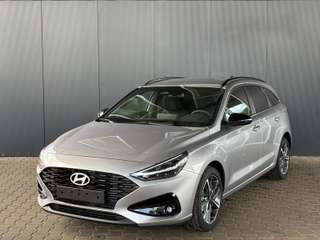Schräge Frontansicht auf einen Hyundai i30 , freigestellt