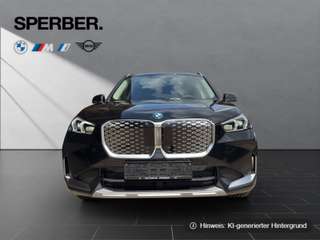 Schräge Frontansicht auf einen BMW iX1 , freigestellt