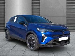 Schräge Frontansicht auf einen Renault Captur , freigestellt