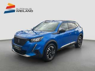 Schräge Frontansicht auf einen Peugeot 2008 , freigestellt