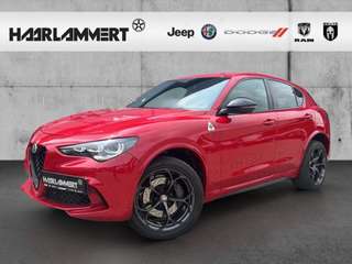 Schräge Frontansicht auf einen Alfa Romeo Stelvio , freigestellt