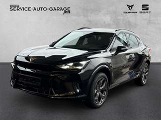 Schräge Frontansicht auf einen CUPRA Formentor , freigestellt