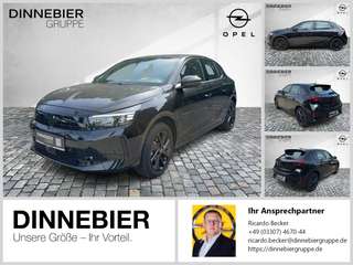 Schräge Frontansicht auf einen Opel Corsa , freigestellt