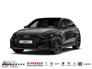 Schräge Frontansicht auf einen Audi RS3 , freigestellt