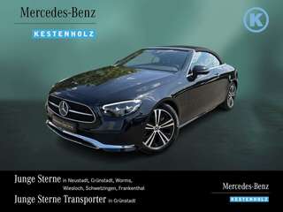 Schräge Frontansicht auf einen Mercedes-Benz E-Klasse , freigestellt