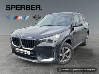 Schräge Frontansicht auf einen BMW X1 , freigestellt