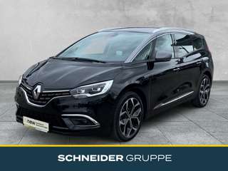 Schräge Frontansicht auf einen Renault Grand Scénic , freigestellt