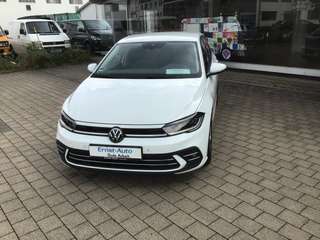 Schräge Frontansicht auf einen Volkswagen Polo , freigestellt