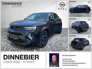 Schräge Frontansicht auf einen Opel Mokka , freigestellt