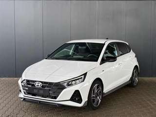 Schräge Frontansicht auf einen Hyundai i20 , freigestellt