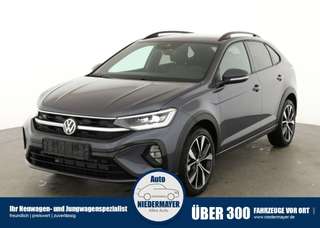 Schräge Frontansicht auf einen Volkswagen Taigo , freigestellt