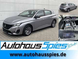 Schräge Frontansicht auf einen Peugeot 308 , freigestellt