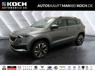 Schräge Frontansicht auf einen Skoda Karoq , freigestellt
