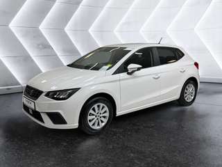 Schräge Frontansicht auf einen SEAT Ibiza , freigestellt