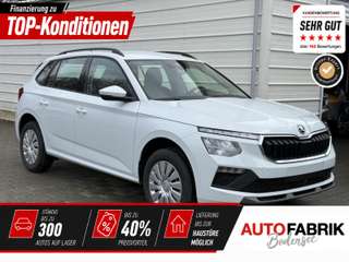 Schräge Frontansicht auf einen Skoda Kamiq , freigestellt