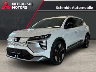 Schräge Frontansicht auf einen Mitsubishi Eclipse Cross , freigestellt