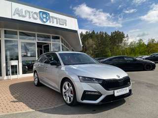 Schräge Frontansicht auf einen Skoda Octavia , freigestellt