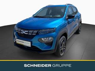 Schräge Frontansicht auf einen Dacia Spring , freigestellt