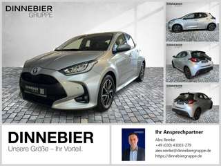 Schräge Frontansicht auf einen Toyota Yaris , freigestellt