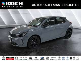 Schräge Frontansicht auf einen Opel Corsa , freigestellt