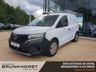 Schräge Frontansicht auf einen Nissan Townstar , freigestellt