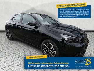 Schräge Frontansicht auf einen Opel Corsa , freigestellt