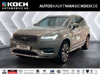 Schräge Frontansicht auf einen Volvo XC90 , freigestellt