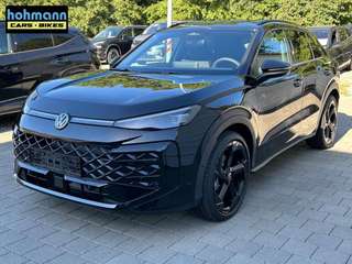 Schräge Frontansicht auf einen Volkswagen T-Roc , freigestellt