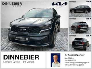 Schräge Frontansicht auf einen Kia Sorento , freigestellt