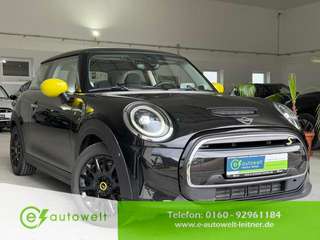 Schräge Frontansicht auf einen MINI COOPER , freigestellt