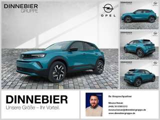 Schräge Frontansicht auf einen Opel Mokka , freigestellt