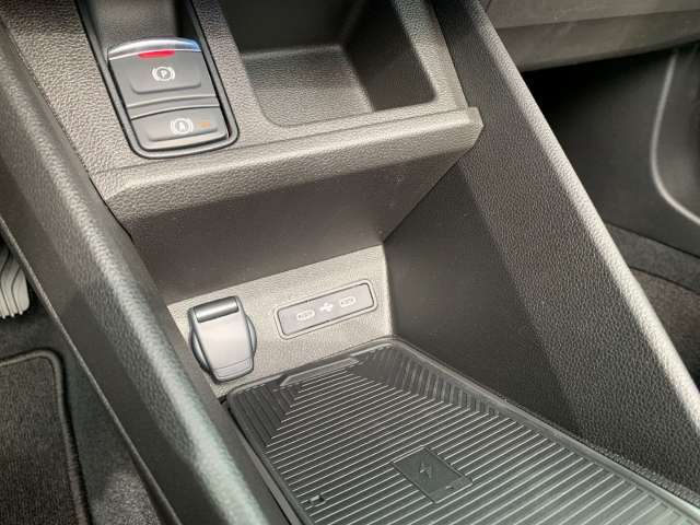 Fahrzeugbild eines Renault 4 E-TECH