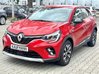Schräge Frontansicht auf einen Renault Captur , freigestellt