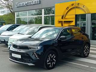 Schräge Frontansicht auf einen Opel Mokka , freigestellt