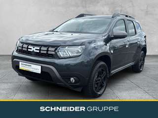Schräge Frontansicht auf einen Dacia Duster , freigestellt
