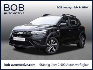 Schräge Frontansicht auf einen Dacia Sandero , freigestellt