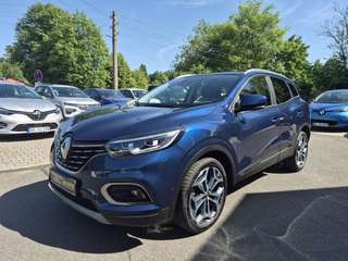 Schräge Frontansicht auf einen Renault Kadjar , freigestellt