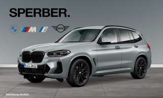 Schräge Frontansicht auf einen BMW X3 , freigestellt